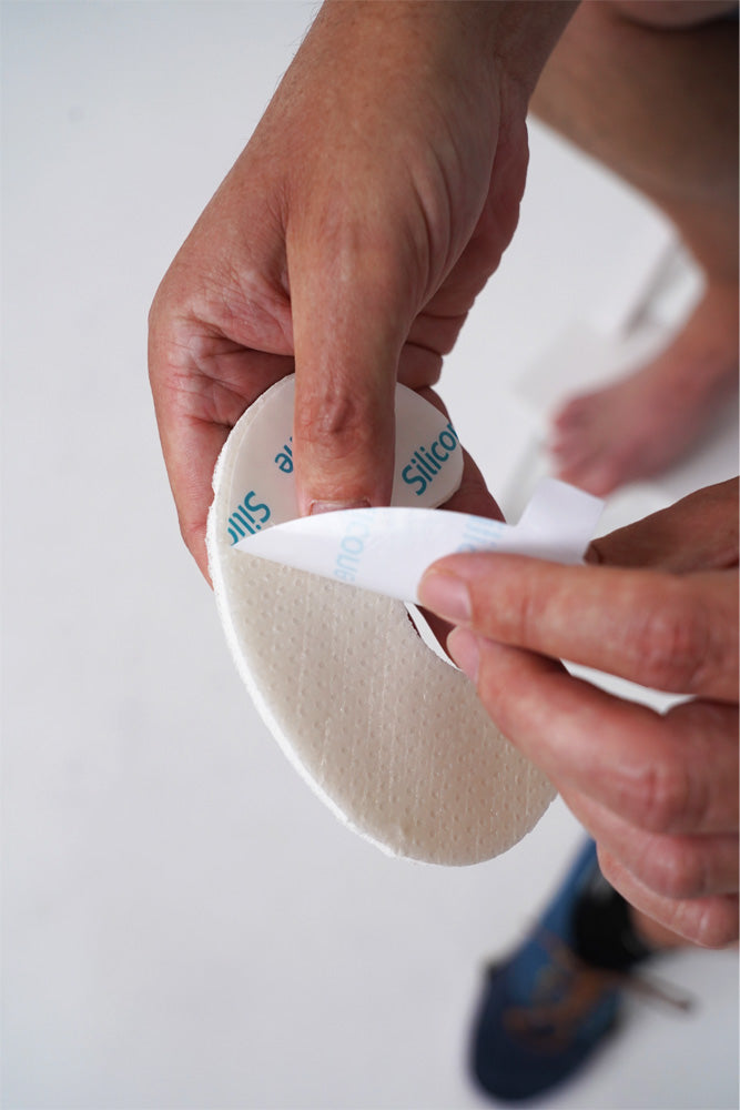 peel to reveal silicone layer on aerobolster round for use under compression and over sores